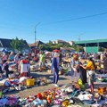 Buvljak u Jug Bogdanovoj ulici sve zanimljiviji i prodavcima i kupcima (Foto)