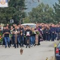 Bojan ispraćen na večni počinak: Čitav Leposavić izašao da mu oda poslednju poštu, iza sebe ostavio dve ćerke (foto)