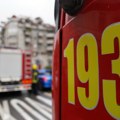 Požar u Padinskoj Skeli: Na terenu varogasci, policija i Hitna pomoć, jedna osoba zatečena bez svesti