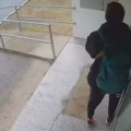 Sve snimila nadzorna kamera: Mladić iz čista mira razbio ulazna vrata u Rakovici, pa nastavio kao da se ništa nije dogodilo…