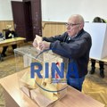 Građani Zapadne Srbije krenuli na birališta: Izbori za sada protiču bez većih problema, pravo glasa u Čačku ima 94.357…