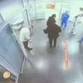 Snimak ledi krv u žilama Srbi pretukli lekara i medicinsku sestru u Berlinu, pa vikali: "Pobićemo vam porodicu…