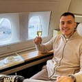 Brenin sin se baškari u privatnom avionu za sve pare: Viktor Živojinović otputovao u Majami, a ovako uživa uz šampanjac