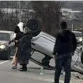Teška saobraćajka kod topole: Vozač izgubio kontrolu, sleteo s puta, auto se prevrnuo