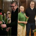 Vučić poklonio cveće damama u Predsedništvu: Jasno je, ženama pripada budućnost! Hvala vam za ljubav, hvala na svemu…