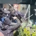 Novi jezivi snimci tuče huligana u srcu Beograda: Tukli se palicama naočigled prolaznika, bacali stolice