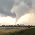 Tornado pogodio Mađarsku Superćelijska oluja stigla iz Austrije, podignuta uzbuna drugog stepena dramatični snimci (video)