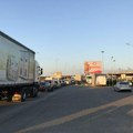 Na prelazu Merdare vozila čekaju do sat i po da bi ušla na Kosovo