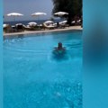 Mirka Vasiljević se baškari u bazenu: Glumica se skinula, pa pokazala izdanje na koje nismo navikli (video)