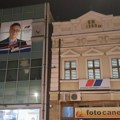 Napeto ispred prostorija SNS u Čačku: Letela jaja na obe strane