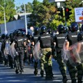 „Pazite da vam ne uhapse bebu“: Slika koja ostaje urezana posle današnje akcije policije