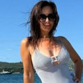Pevačica se udala u 49. godini, a sad se skinula u šestoj deceniji i pokazala zanosno telo: Njene slike u kupaćem kostimu su…