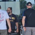 Горе златна кајла, доле папуче: Раста у несвакидашњем издању на аеродрому, фанови га салетали да се фоткају