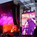 Axl Rose oduševio Srbe potezom na koncertu u Beogradu: Evo šta je pevač Guns N’ Roses nosio oko vrata