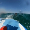 Otac i deca se davili u Grčkoj, a onda se pojavio heroj na SUP dasci – snimak spasavanja ledi krv u žilama (video)