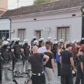 "Opelo SNS-u" u Valjevu: Kordon sprečio okupljene da priđu stranačkim prostorijama (VIDEO)