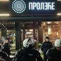 Demonstranti gađali jajima izlog restorana “Proleće“ kada su u njemu videli funkcionere SNS