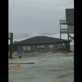 Umberto i Imelda ruše sve pred sobom: Pet kuća upalo u okean u Severnoj Karolini zbog uragana (VIDEO)