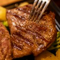 Tragedija u avionu! Vegetarijanac se zadavio mesom i umro na letu!