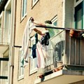 Žena sušila veš na terasi, pa morala da plati kaznu od 50 evra Nije mogla da veruje kada je čula razlog