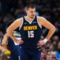 Trener Denvera otkrio na koji neobičan način komunicira sa Jokićem! Srbin je video i zna sve, a kada mu na telefon stigne…