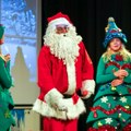 Niggor kao Deda Mraz obradovao mališane u Teatru humanosti: Fondacija Mozzart donirala više od 600 paketića širom Srbije