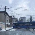 (Foto) Autobus proklizao na Konjarniku. Preprečio ulicu, ne može ni makac: Saobraćaj blokiran, prisutna i policija