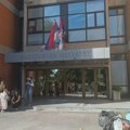 Protest na Filozofskom fakultetu u Novom Sadu: Studenti kažu da ne idu nigde dok Kleut ne bude vraćena na posao, policajci…