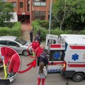 Ženu osumnjičenu za ubistvo muža na nosilima izneli iz stana strave: Okružena policajcima, pokrivena preko glave, ubacili je u…