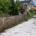 (Video) Sve se zabelelo kao usred zime! Jak grad pogodio Bujanovac, lilo kao iz kabla, ulice pod vodom! Automobili se jedva…