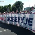 Razvijena zastava Srbije od 500 metara pred skup SNS-a u Beogradu: Na čelu kolone Siniša Mali i Danilo Vučić