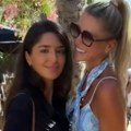 Melina Džinović na plaži u haljini od 2.600 dolara: Udala se za milionera (70) i pokazala kako uživa, ćerka se ne odvaja od…