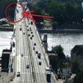 Teška saobraćajka na Brankovom mostu! Auto se prevrnuo u smeru ka gradu, vozila prolaze jednom trakom - pogledajte jeziv…