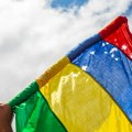 Маурицијус у пламену протеста: полицајац ранио жену, власти увеле полицијски час