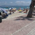 Kugla sladoleda dva, giros četiri evra Srbi već okupirali popularno grčko letovalište, plaže pune (Foto)