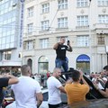 Ćaletov sin napravio šou u centru Beograda! Zaustavio saobraćaj, opleo kolo, pa se peo na kola