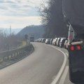Beograđani se vraćaju: Nepregledne kolone vozila na putu sa Zlatibora, nastao pravi saobraćajni kolaps