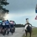 Najlepši potez dana: Konj je krenuo da uleće među bicikliste usred njihove trke, a onda se desilo - ovo (video)