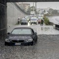 (VIDEO) Snažno nevreme pogodilo Italiju: Čovek nestao u bujici, pijavica nosila sve sa plaže