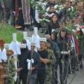 Ustani, Milo moje, pričaj sa mamom Bolne scene na sahrani stradale dece, majka jedva stajala na nogama