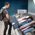 Čovek uništio sopstveni kofer da bi prošao jeftinije! Na aerodromu ga sačekali dodatni troškovi, pa uzeo stvar u svoje ruke…