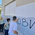 „Na Limanu raste cveće, ovde crkve biti neće“: Novosađani prekrečili grafite i poručili da su protiv izgradnje crkve kod…