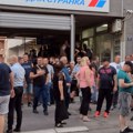 Počeo protest u Kragujevcu: Ispred stranačkih prostorija desetine pristalica, blokirana glavna ulica