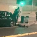 Uznemirujući snimak - Mladića, skoro bez svesti, vuku po podu i udaraju u leđa: Da li su pripadnici jzo usnimljeni na delu?