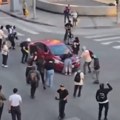 Evropa i Amerika ne štede blokadere: Vozači prolaze kroz njih, pun gas (video)