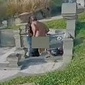 Zaneli se na groblju! Muškarac potpuno nag, a žena sedi na nadgrobnom spomeniku: Snimak sve zgrozio