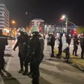 Kordon policije razdvaja pristalice studenata i vlasti u Novom Sadu, primećeni gradski i pokrajinski funkcioneri (VIDEO)