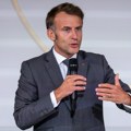 Makron: Vlada će obezbediti da se pad cena nafte odrazi na pumpama
