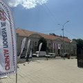 Cisterne, ozvučenje i zastave: pripreme za dolazak pešaka SNS u Inđiju