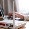 Svi se kunu u trik koji pojačava Wi-Fi signal, a evo da li zaista radi: "Stavi novčić na ruter i gledajte magiju"
